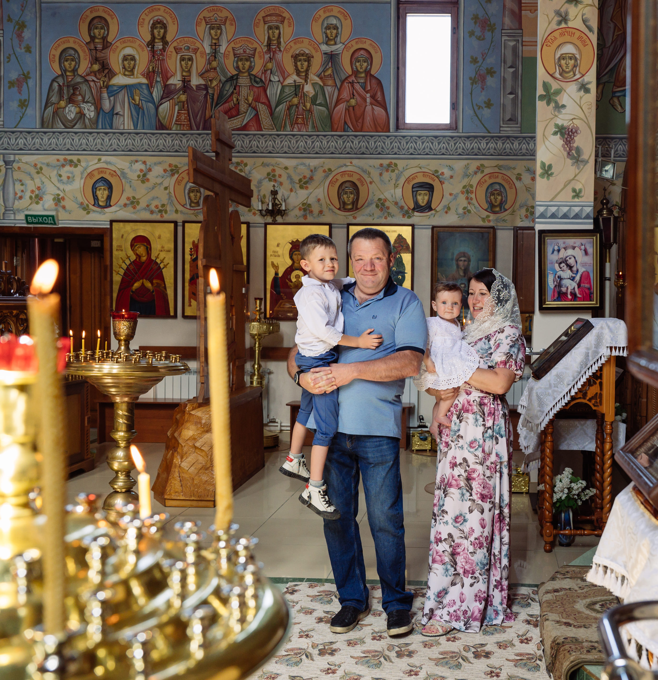 Семья в малом городе. Семья малая Церковь. Русская православная семья. Семья малая Церковь картинки. Православный и русский мир.